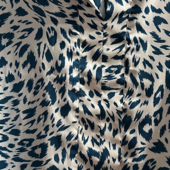 Ann Taylor size M blue print split v neck long sleeve blouse - Picture 2 of 6